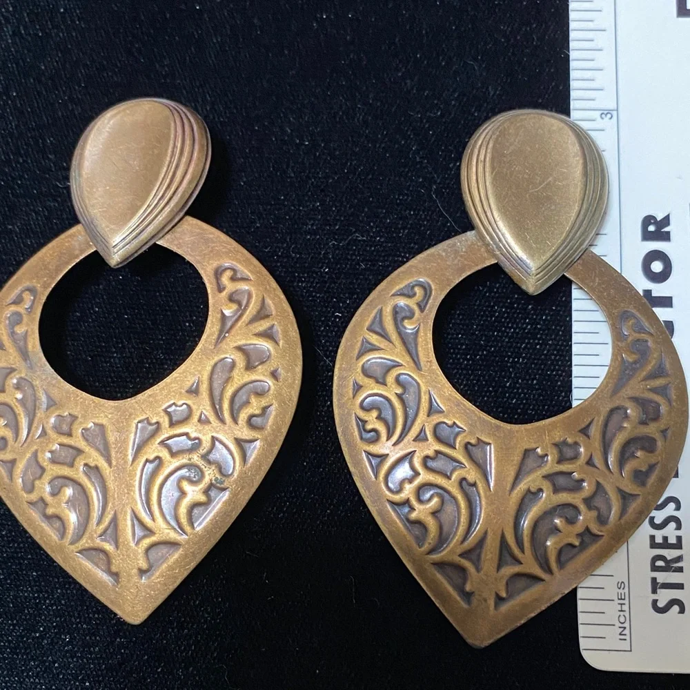 Elegant vintage pressed tin dangling Teardrop pierced Earrings - Picture 4 of 12